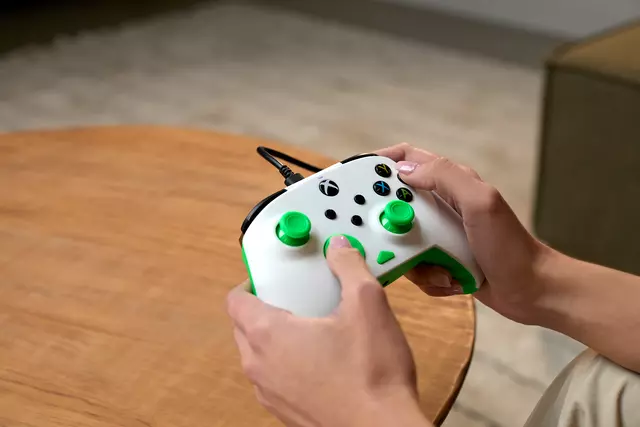 Comprar Mando Rematch Core con Cable ยท Blanco / Verde Xbox One screen 1